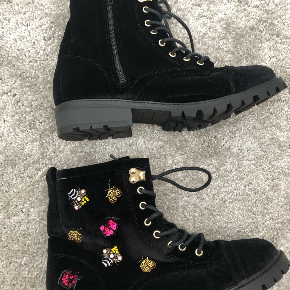 Velvet combat boots with gold details! ✨